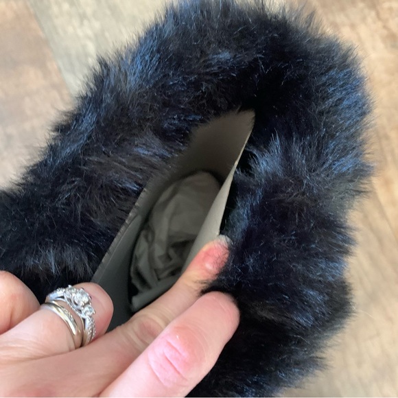 New SO abigail black faux fur lined boots button side - Picture 4 of 5